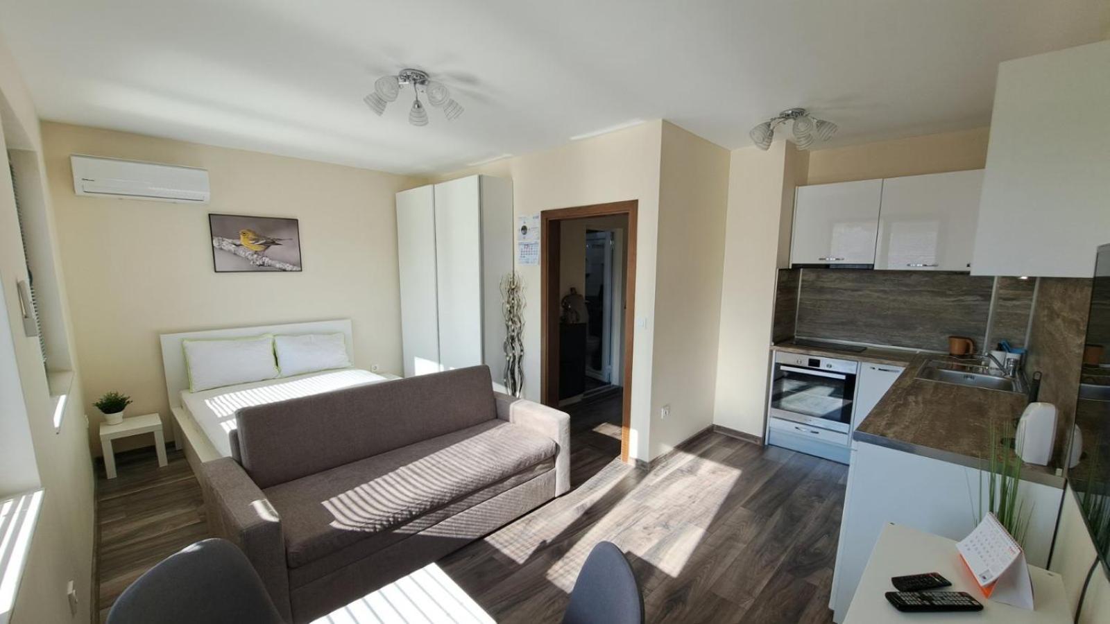 Hariton 2- Luxury Apartment Warna